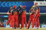 मजबूत बल्लेबाजी क्रम से सजी रहने वाली आरसीबी का नाम भी इसमें शामिल है